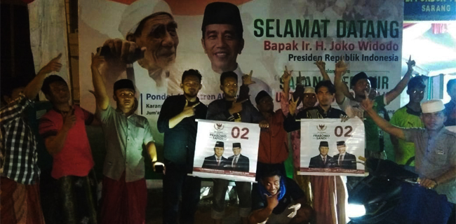 Dikunjungi Jokowi Santri Mbah Moen Pose Dua Jari, Ustaz Sani: Keberanian Itu Dari Sanubari