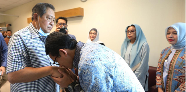 Sandi Cium Tangan SBY