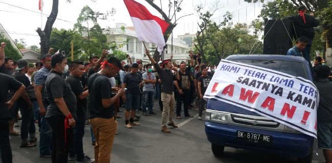 Protes Keberadaan PT TPI, Driver Grab Demo Kantor Gubernur