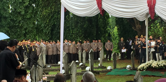 Hujan Rintik Warnai Upacara Pemakaman Jenderal Awaluddin