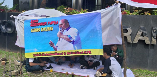 Tuntut Minta Maaf, Warga Papua Bela Lukas Pilih Bertahan Di Depan Markas KPK