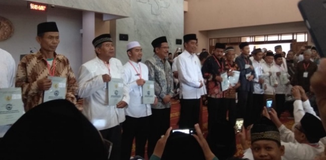 Jokowi Bagikan 351 Sertifikat Tanah Di Masjid Bani Umar Bintaro