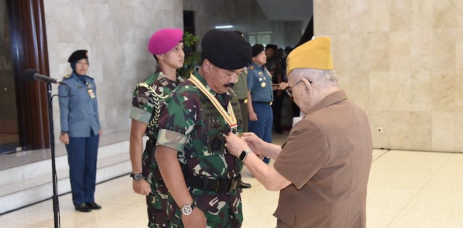 Panglima TNI Terima Tanda Kehormatan Bintang LVRI