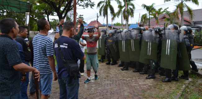 Massa Pendemo Di KPU Sintang Berhasil Dipukul Mundur