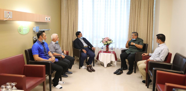 Di Tengah Safari Politik, Prabowo Sempatkan Diri Besuk Ani Yudhoyono