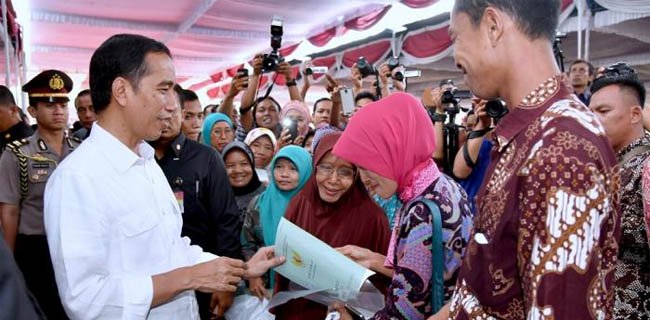 Program Jokowi Bagi-Bagi Sertifikat Tanah Bukan Reformasi Agraria<i>!</i>