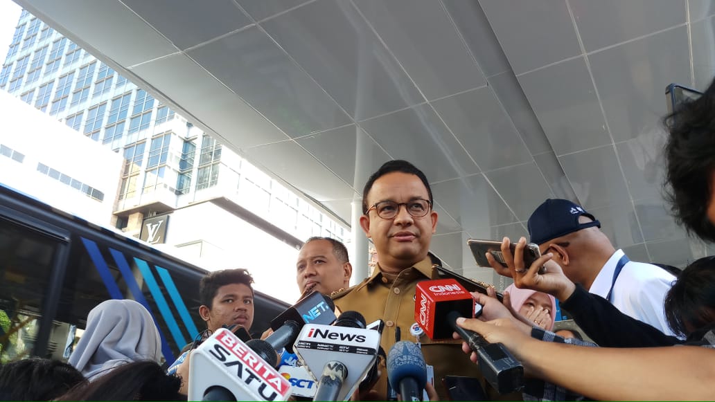 Gubernur Anies <i>Ngantor</i> Naik MRT Lanjut Transjakarta