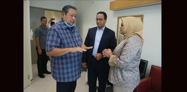 Anies Dan Istri Jenguk Ani Yudhoyono Di Singapura