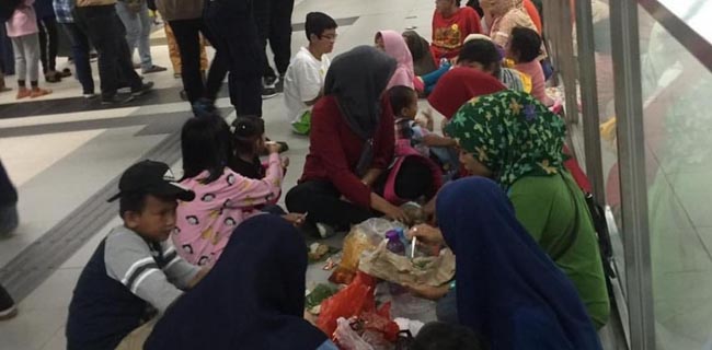 Viral Warga Makan Di Stasiun MRT, Anies: Jangan Menghina