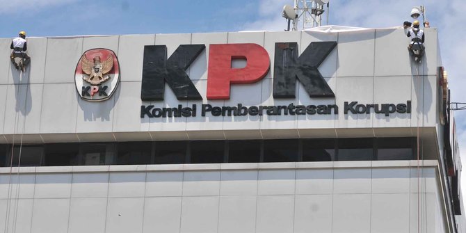 Usai Jumatan, 4 Orang OTT KPK Di Sidoarjo Dibawa Ke Jakarta