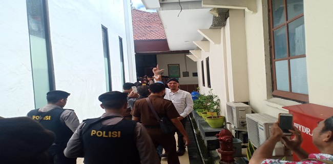 Dhani Teriak Merdeka Dan Salam 2 Jari Setiba Di PN Surabaya
