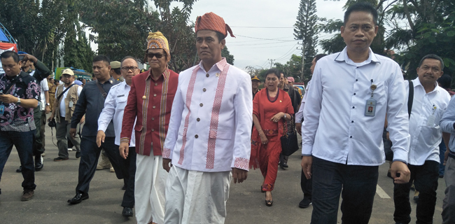 Amran Sulaiman Bangga Kenakan Baju Adat Pa'tannun Tana Toraja