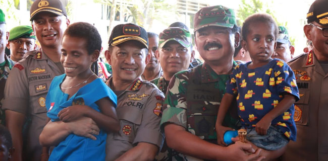 Panglima TNI Bareng Kapolri Tinjau Posko Pengungsi Banjir Sentani