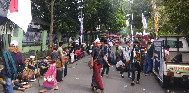 Ratusan Pendukung Bahar Bin Smith Kepung PN Bandung