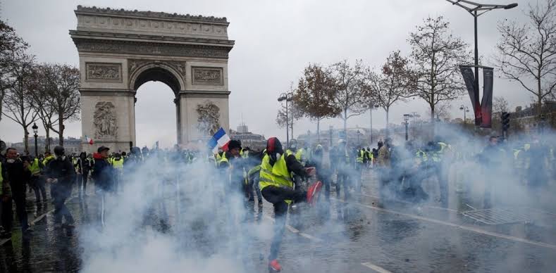 Makin Rusuh, Perancis Larang Demonstrasi Rompi Kuning