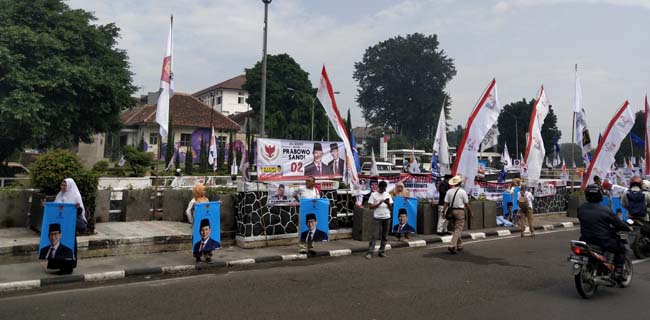 Kedatangan Prabowo Disambut Antusias Emak-Emak Bandung