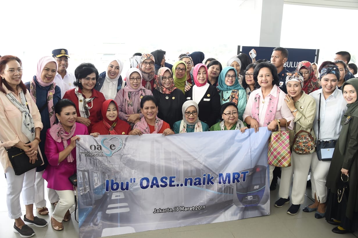 Ketum Dharma Pertiwi Dampingi Ibu Negara Uji Coba Naik MRT