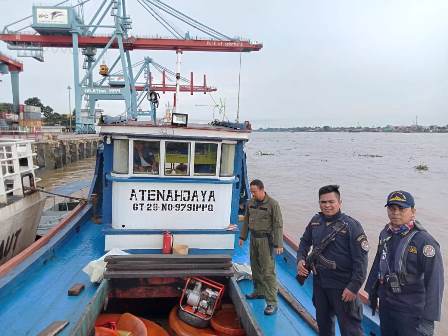 Bakamla Amankan Kapal Diduga Muat BBM Ilegal Di Sungai Musi