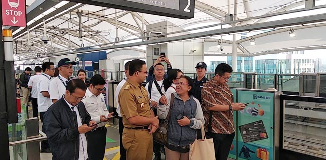 Anies <i>Ngantor</i> Naik MRT Di Hari Pertama Beroperasi Komersil