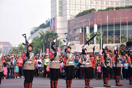 Peringati Hari Kartini, Polwan Ditlantas Polda Tunjukan Kelihaian Bersenjata