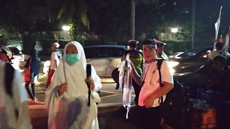 Laris Manis Jajakan Dagangan di Kampanye Akbar Prabowo-Sandiaga