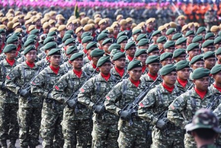 Satgas Pamtas TNI Gagalkan Penyelundupan Ribuan Batang Rokok dan Miras