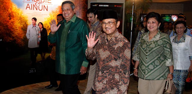 Keluarga Besar Habibie Jenguk Ani Yudhoyono