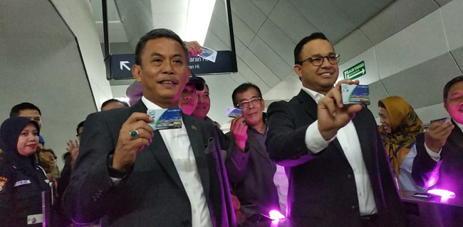 Anies Dan Rombongan DPRD Naik MRT Usai Paripurna