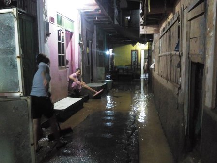Meski Mulai Surut, Ratusan Rumah Warga Kampung Pulo Masih Tergenang Banjir