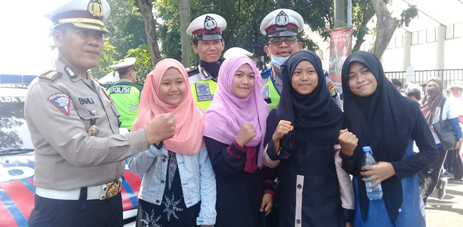 Usai Kampanye Akbar Paslon 02, Polantas Diajak Remaja Swafoto Dengan Syarat