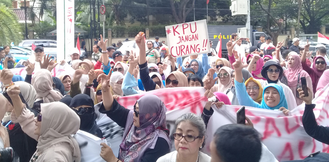 Ratusan Emak-emak <I>Long March</I> Desak KPU Jangan Curang