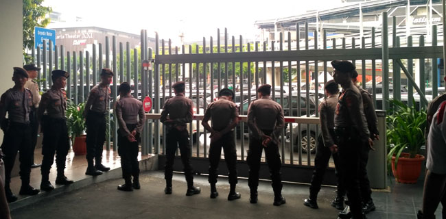 Puluhan Polisi "Sambut" Aksi Lawan Pemilu Curang, Gerbang Bawaslu Ditutup