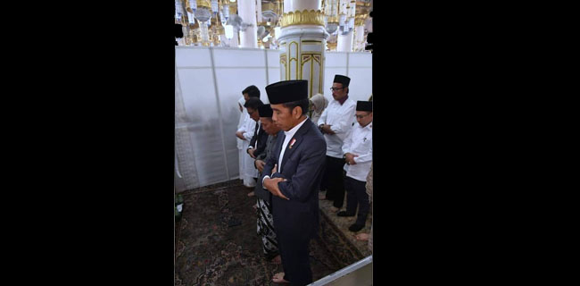 Shaf Salat Jokowi Campur Perempuan Disindir, Pakai Baju <i>Londo</i> Lagi