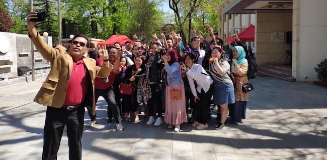 Pencoblosan Di KBRI Beijing Ditutup Bazaar, Kuliner Dan Panggung Musik