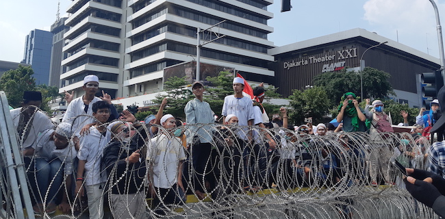 Sambil Tunggu Prabowo Di Bawaslu, Demonstran Lantunkan Salawat