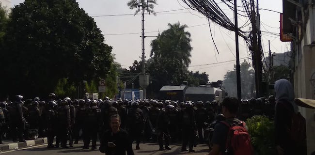 Bentrokan Pecah di Jatibaru, Jalan Aipda KS Tubun Slipi Ditutup