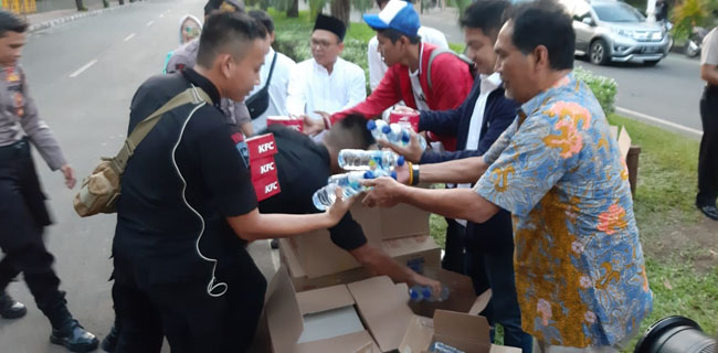 GoJo Gelar Bukber Dengan TNI-Polri Yang Berjaga Di Area KPU dan Bawaslu RI