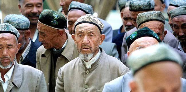 HRW: China Gunakan Aplikasi Seluler Demi Mata-matai Warga Uighur