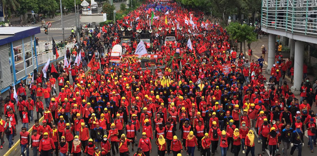 Massa Buruh KASBI <i>Long March</i> Ke Istana