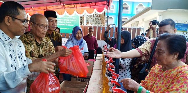 Buya Syafii Ikut Layani Pengunjung Bazar Rakyat Di Madrasah Muallimin