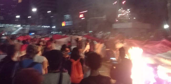 Massa Aksi Yel-Yel 'Turun Jokowi' Sambil Bentangkan Bendera Merah Putih Raksasa