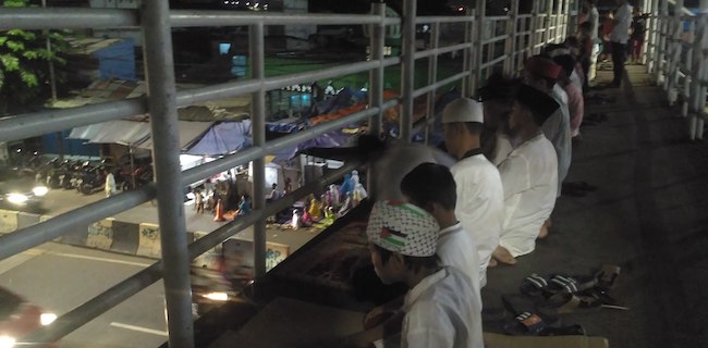 Warga Pasar Gembrong Tarawih Di Pinggir Jalan Dan JPO