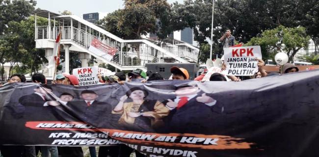 Koruptor Yang Beruntung Jika KPK Singkirkan Penyidik Polri