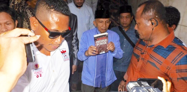 Izin Jumatan, Amien Rais Pamer Buku <i>Jokowi People Power</i>