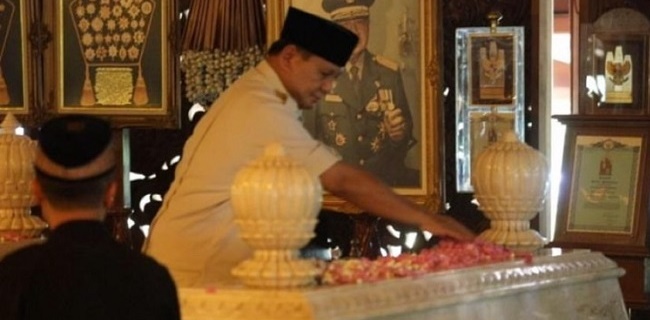 Prabowo Ziarah Makam Soeharto