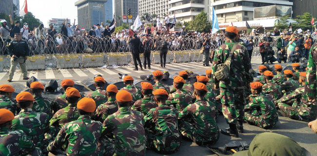Personel TNI Kompak Salawatan Dengan Massa Aksi