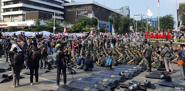 TNI Yang Dielukan Massa