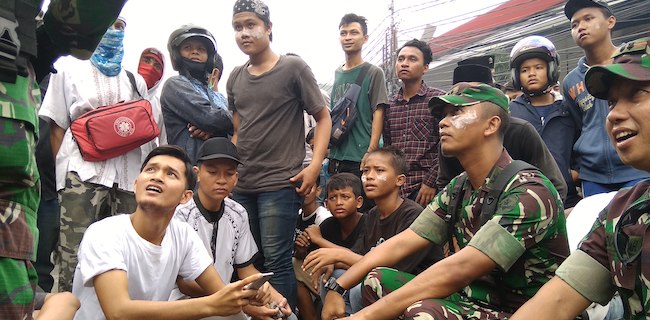 Aksi Humanis TNI Tenangkan Massa Di Jalan KS Tubun