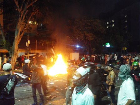 Ditembaki Gas Air Mata Oleh Polisi, Massa Teriak: "Jangan Takut Maju Semua"