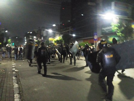 Polisi Sweeping Kawasan Sarinah, Satu Per Satu Massa Anarkis Diamankan